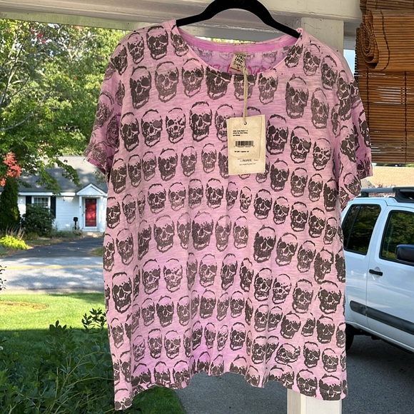 Magnolia Pearl Tops - 💜🖤🤍💀 NWT Magnolia Pearl Skulls Color: LGNDS~